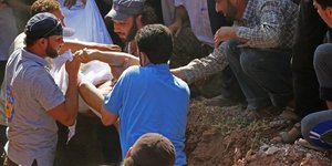 Θρήνος στην κηδεία των επτά δολοφονηθέντων διασωστών στη Συρία (ΦΩΤΟΓΡΑΦΙΑ: ΑΠΕ/ΜΠΕ) 