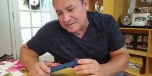 Ο κυβερνήτης του Γκουάμ την ώρα που μιλά με τον Τραμπ