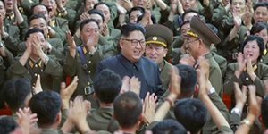 Το καθεστώς του Κιμ Γιονγκ Ουν λέει ότι περιμένει με το δάκτυλο στη σκανδάλη (Φωτογραφία: ΑΡ) 