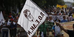 Από πορεία διαμαρτυρίας της ΠΟΕΔΗΝ. ΦΩΤΟΓΡΑΦΙΑ: EUROKINISSI /ΣΤΕΛΙΟΣ ΜΙΣΙΝΑΣ