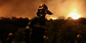 Η πυρκαγιά ξέσπασε λίγο πριν τις 8:30 το βράδυ/ Φωτογραφία: Nikos Libertas / SOOC