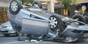 Ενα αυτοκίνητο είναι στην κυριολεξία αναποδογυρισμένο στην οδό Ανθέων πριν την Μαρτίου στο κέντρο της Θεσσαλονίκης/ Φωτογραφία: thessnews