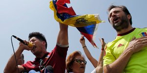 Ο Ραμόν Μουτσάτσο (δεξιά) σε διαδήλωση στο Καράκας. AP Photo/Ariana Cubillos