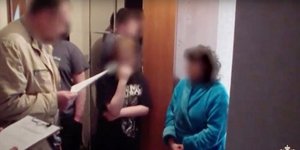 Καρέ από το βίντεο της ρωσικής αστυνομίας κατά τη σύλληψη της 17χρονης