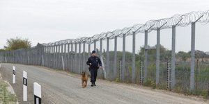 Τείχος 800εκατ. ευρώ χτίζει η Ουγγαρία /Φωτογραφία: Zoltan Gergely Kelemen/AP