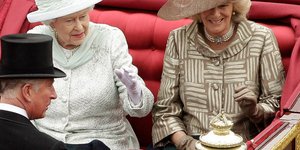 Ο Κάρολος σχεδιάζει να φύγει από το παλάτι