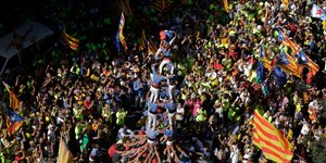 Διαδηλωτές υπέρ της ανεξαρτησίας της Καταλονίας κατακλύζουν τη Βαρκελώνη/ Φωτογραφία: Emilio Morenatti/AP