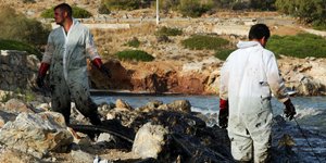 Οι ακτές της Σαλαμίνας μαυρισμένες από τη διαρροή μαζούτ. ΦΩΤΟΓΡΑΦΙΑ: EUROKINISSI /ΣΩΤΗΡΗΣ ΔΗΜΗΤΡΟΠΟΥΛΟΣ