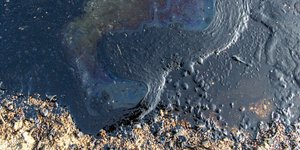 Συναγερμός: Στην Φρεαττύδα έφτασε η πετρελαιοκηλίδα της Σαλαμίνας /Φωτογραφίες: Intimenews