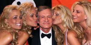 Φιλιά και χαμόγελα ευγνωμοσύνης προς τον εκδότη του Playboy (Φωτογραφίες:	ASSOCIATED PRESS)