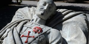 Aγνωστοι βανδάλισαν το άγαλμα του Αλ. Υψηλάντη στο Πεδίο του Αρεως/Φωτογραφία: IntimeNews