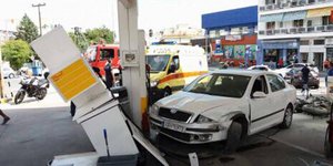 Αυτοκίνητα συγκρούστηκαν και παρέσυραν μηχανή μέσα σε βενζινάδικο στην Καβάλα/ Φωτογραφία: kavalapost