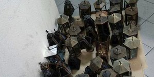Τα κλοπιμαία που βρέθηκαν στο αμάξι που επέβαιναν οι 3 δράστες από τα κοιμητήρια Στενήμαχου Ημαθίας// φωτό: ΑΠΕ-ΜΠΕ