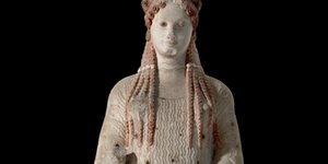 Μαρμάρινο άγαλμα Κόρης