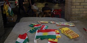 Κουρδικές σημαίες προς πώληση σε αγορα 350 χλμ βόρεια της Βαγδάτης. AP Photo/Khalid Mohammed