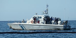 Ο Παναγιώτης Κουρουμπλής σε σκάφος του Λιμενικού / Φωτογραφία: INTIME NEWS/ΚΩΤΣΙΑΡΗΣ ΓΙΑΝΝΗΣ