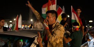 Οι Κούρδοι στους δρόμους μετά την ολοκλήρωση του δημοψηφίσματος. AP Photo/Bram Janssen