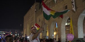 Πανηγυρίζουν οι Κούρδοι (Φωτογραφία: AP/ Bram Janssen)