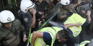 Χημικά στους μεταλλωρύχους -Αστυνομικός κλείνει τη μύτη του για να μην τα εισπνεύσει (INTIMENEWS/ΛΙΑΚΟΣ ΓΙΑΝΝΗΣ)