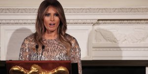 Εντυπωσιακή η Μελάνια Τραμπ σε εκδήλωση στον Λ. Οίκο (Φωτογραφία: AP/ Manuel Balce Ceneta)