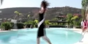 Υποψήφια Μις Ισπανία πέφτει στην πισίνα (Φωτογραφία: Βίντεο Youtube)