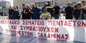 Συγκέντρωση διαμαρτυρίας συμβασιούχων πυροσβεστών στο Σύνταγμα- ΦΩΤΟΓΡΑΦΙΑ: EUROKINISSI//ΓΙΑΝΝΗΣ ΠΑΝΑΓΟΠΟΥΛΟΣ