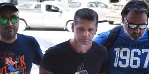 Ο Ρώσος χάκερ (κέντρο) συνελήφθη στην Ουρανούπολη τον Ιούλιο / Φωτογραφία: (AP Photo/Giannis Papanikos)