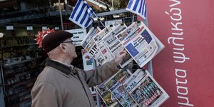 Επισκόπηση των εφημερίδων του Σαββάτου/ Φωτογραφία: Konstantinos Tsakalidis / SOOC