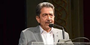 O αντιπεριφερειάρχης Νήσων προέτρεψε τον κόσμο να κολυμπήσει στα Σελήνια Σαλαμίνας 