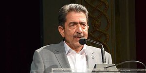 O αντιπεριφερειάρχης Νήσων προέτρεψε τον κόσμο να κολυμπήσει στα Σελήνια Σαλαμίνας 