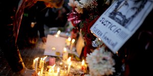 Πολίτες αναβουν κεριά στη μνήμη του ακτιβιστή (Φωτογραφία: AP/ Natacha Pisarenko)