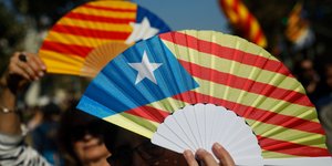 Οι Καταλανοί πανηγυρίζουν μετά την ψήφιση υπέρ της ανεξαρτησίας. Φωτογραφία: AP Photo/Santi Palacios