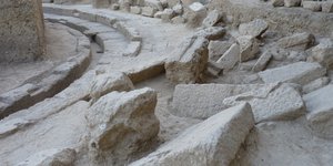 Με υποδοχές για κινητή σκηνή