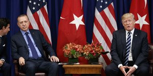 Ο Ρετζέπ Ταγίπ Ερντογάν με τον Ντόναλντ Τραμπ σε παλαιότερη συνάντησή τους / Φωτογραφία: (AP Photo/Evan Vucci)