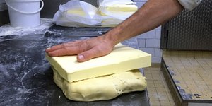 Αρτοποιός φτιάχνει τα περιβόητα κρουασάν. Φωτογραφία: AP/Bertrand Combaldieu