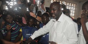 Ο Ζορζ Γουεά ψηφίζει στις εκλογές της πρόεδρο της Λιβερίας -Φωτογραφία:AP Photo/Abbas Dulleh