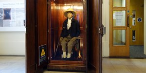 To μουμιοποιημένο σώμα του Μπένθαμ εκτίθεται στο πανεπιστήμιο του Λονδίνου.  