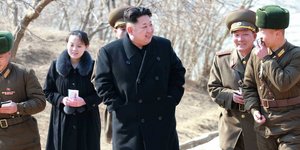 Ο Κιμ Γιονγκ Ουν με την αδελφή του (Φωτογραφία: AΠΕ/  EPA/KCNA)