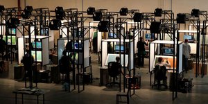 Στην ταινία συμμετείχαν 25 Έλληνες ζωγράφοι