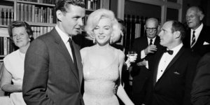Η Μέριλιν Μονρόε με το γαμπρό του Κένεντι