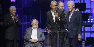 Πέντε πρώην πρόεδροι των ΗΠΑ μαζί στη σκηνή (Φωτογραφία: AP/ LM Otero)