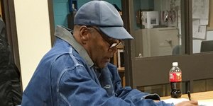 Ο πρώην θρύλος του αμερικανικού ποδοσφαίρου λίγο πριν αφεθεί ελεύθερος (Φωτογραφίες: ASSOCIATED PRESS)