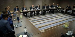 Ο Αλέξης Τσίπρας συζητά με επιχειρηματίες στο Σικάγο / Φωτογραφία: Twitter