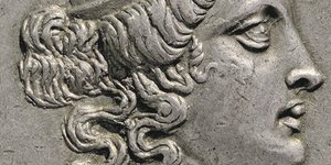 Αργυρό τετράδραχμο Σμύρνης με γυναικεία κεφαλή που φορά τειχόμορφο στέμμα (Τύχη πόλεως) μετά το 165 π.Χ.