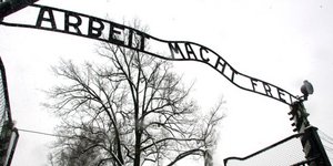 Η πύλη που οδηγεί στο στρατόπεδο του Άουσβιτς. Φωτογραφία: AP