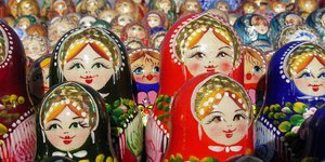 Οι εννέα φιγούρες έχουν διαφορετικά μεγέθη προκειμένου να χωρά η μία μέσα στην άλλη