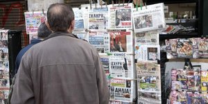 Μια ματιά στα πρωτοσέλιδα των εφημερίδων (Φωτογραφία: EUROKINISSI/ ΧΡΗΣΤΟΣ ΜΠΟΝΗΣ)