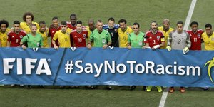 Η FIFA λέει «όχι» στον ρατσισμό (Φωτογραφία: AP/ Themba Hadebe)