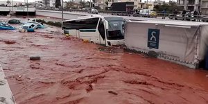 Βγήκαν από παράθυρο που έσπασαν πυροσβέστες