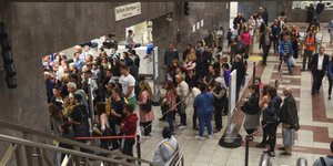 Φωτογραφία: Eurokinissi- Ουρές για την έκδοση ηλεκτρονικού εισιτηρίου και ηλεκτρονικής κάρτας στο μετρό του Συντάγματος